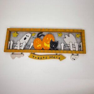 Halloween Decor Wood Chicken Wire "Treats Here" Sign Ghosts Pumpkins